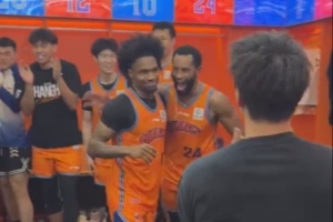 绝杀英雄！赛后上海更衣室成欢乐海洋 古德温与队友一一击掌庆祝