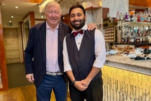 邮报：弗格森送医后首次露面，与球迷合照看起来精神很好