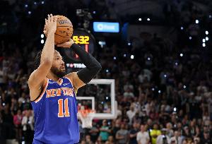 尼克斯本赛季获得了NBA杯冠军和NBA总冠军 对手都是马刺
