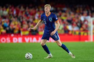 范德芬：比赛开始时范赫克脸部被踢了一脚，但他是真正的战士