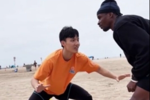 经纪公司晒徐杰在海外特训的视频：沙滩训练花絮️