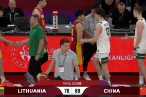 记者：张宇辰手感不佳 中国U17男篮的远投火力没了 陈昱休没篮