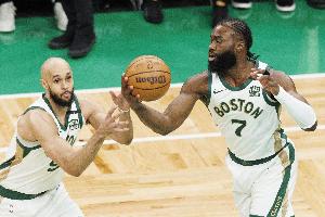 薪资专家：德里克·怀特也可能成为交易候选 合同还剩3年9800万