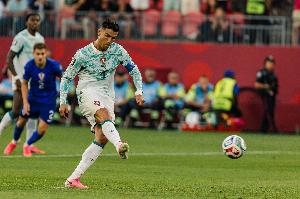 淘汰赛首球！C罗点射是他在81分钟出场时间里唯一禁区内触球