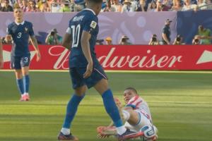 对手被姆巴佩推倒后，报复动作鞋底踹了姆巴佩小腿！裁判无表示！