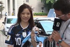阿根廷媒体采访中国女球迷：涂蓝白指甲油，吉祥物名字叫“咩西”