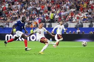 西班牙2-0领先法国！波罗单刀破门，奥尔莫助攻