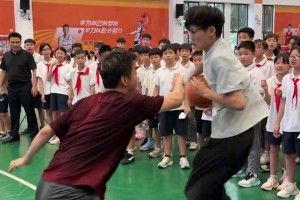体弱多病的数学老师打篮球！视频封面